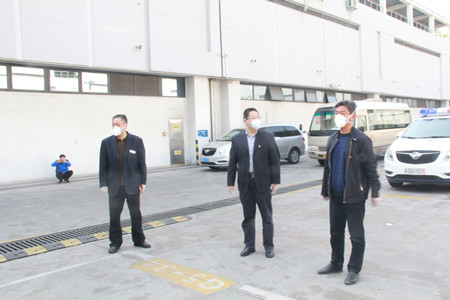 集團張總慰問駐機場1_副本.jpg 集團張總慰問駐機場1_副本.jpg